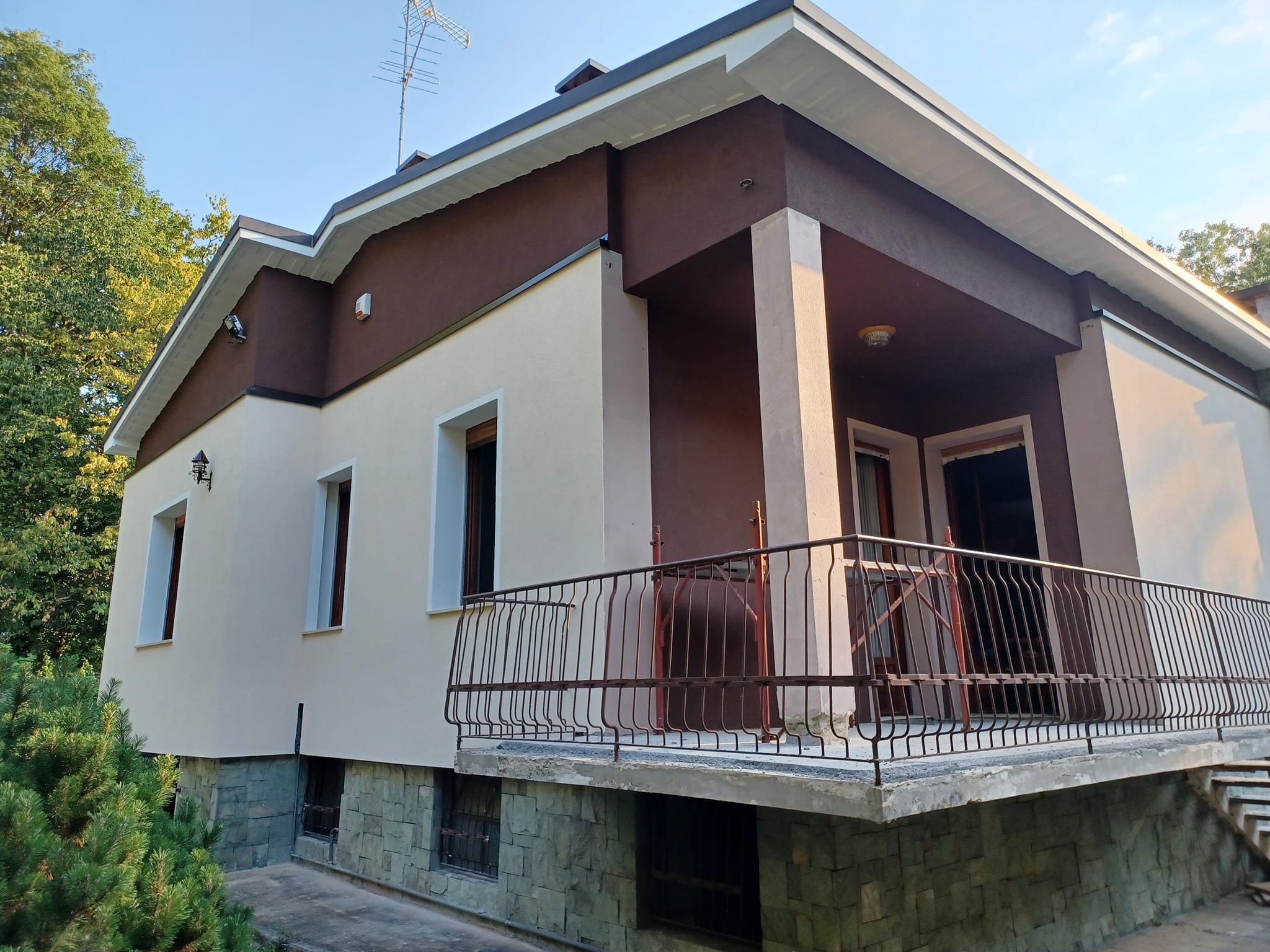 Tencuială exterioară casă finisată de Bavio Finisaje - Negrești-Oaș, Satu Mare