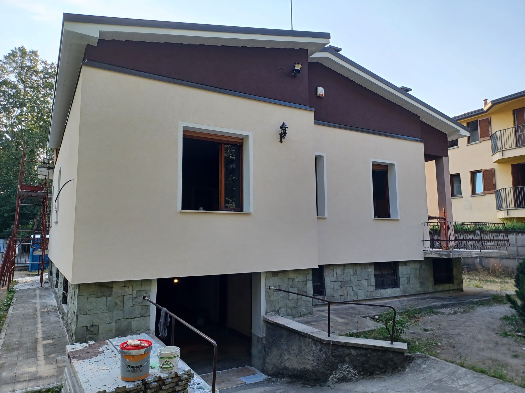 Finisaje exterioare casă - vedere laterală