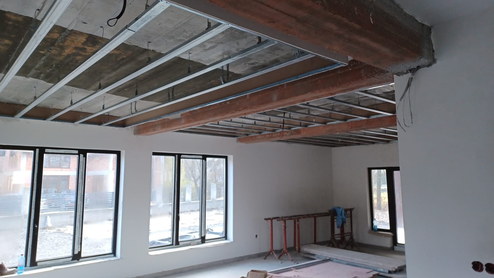 Construcție tavan metalic și finisaje interioare