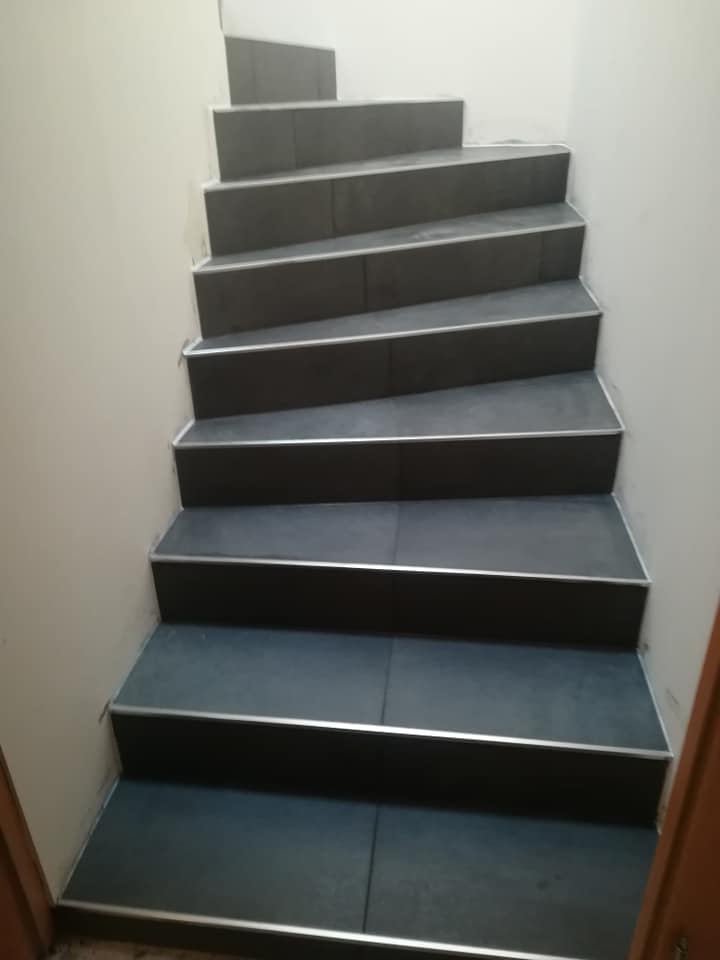 Scări placate cu gresie gri - finisaje scări